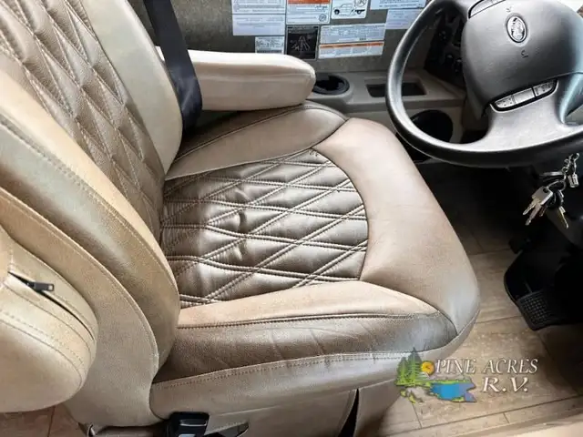 2020 Thor Motor Coach Challenger 37YT Washer & Dryer 12 k Miles in RVs & Motorhomes in Moncton - Image 44