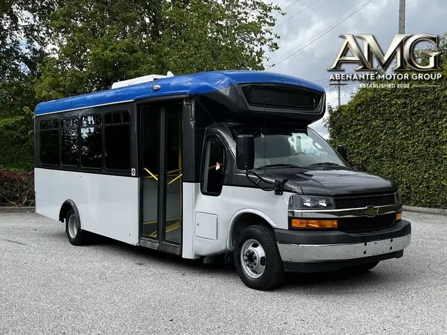 2019 Chevrolet Express 4500 22 Passenger Wheelchair Accessible S in Heavy Trucks in Delta/Surrey/Langley - Image 2