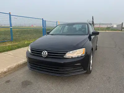 Découvrez la Volkswagen Jetta 2017 en noir élégant—un parfait mélange de style et de fiabilité. Cett...