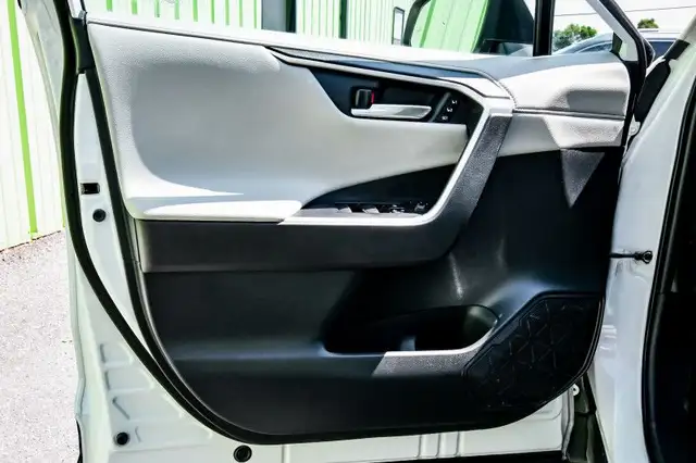 2019 Toyota RAV4 Hybrid Limited • SUNROOF • COOLED LEATHER • CP/ in Cars & Trucks in Cornwall - Image 11