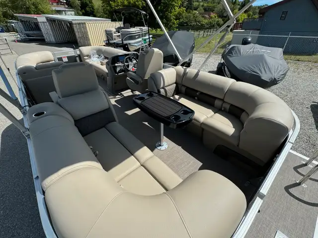 2024 Sun Tracker Party Barge 22 XP3 Tritoon, Mercury 150 L 4s-po in Powerboats & Motorboats in Calgary - Image 14