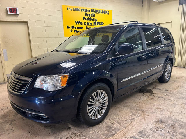 2016 Chrysler Town & Country TOURING in Cars & Trucks in Windsor Region - Image 3