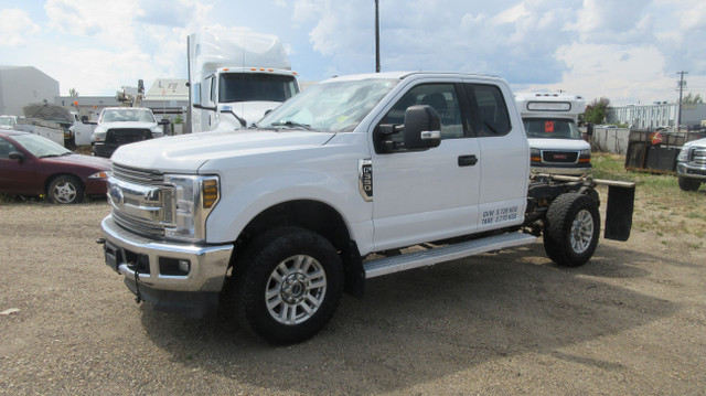 2018 Ford F-350 XLT EXTENDED CAB & CHASSIS in Cars & Trucks in Edmonton - Image 2
