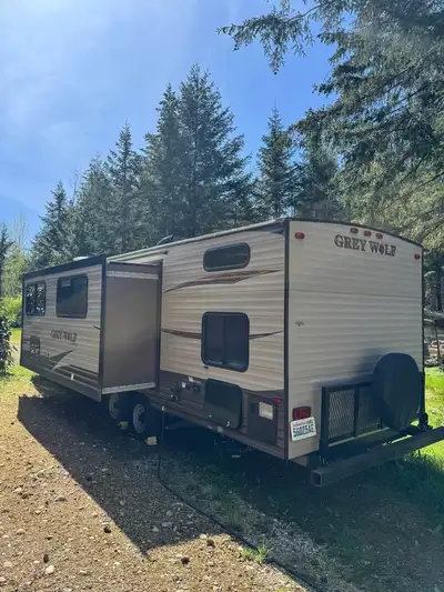 APPLY NOW: https://www.ridecollective.ca/get-pre-approved The 2017 Forest River Cherokee Grey Wolf 2...