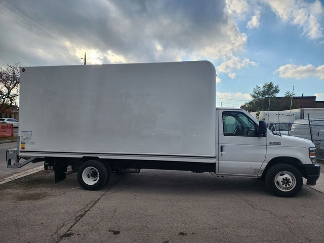  2022 Ford E-450 E-450 - 16Ft - V8 Gas - Lift Gate - Bluetooth in Cars & Trucks in City of Toronto - Image 2