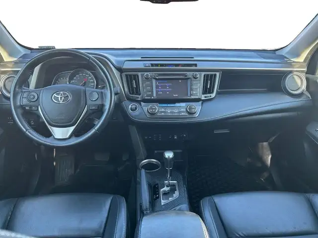 2014 Toyota RAV4 Limited / AWD / Heated Leather Seats / Sunroof dans Autos et camions dans Calgary - Image 14
