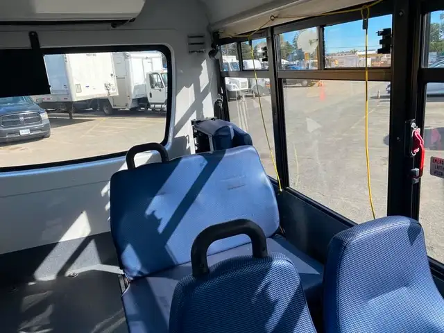 2017 chevrolet Express G4500 21 Passenger Bus With Wheelchair Ac in Heavy Trucks in Richmond - Image 30