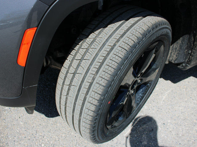 2025 Jeep Grand Cherokee Limited 4x4, Trailer Tow Package in Cars & Trucks in Calgary - Image 2