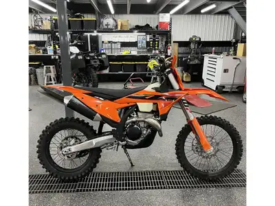2025 KTM 350 XC-F Les photos peuvent être à titre indicatif et sans inscription. Les promotions en v...