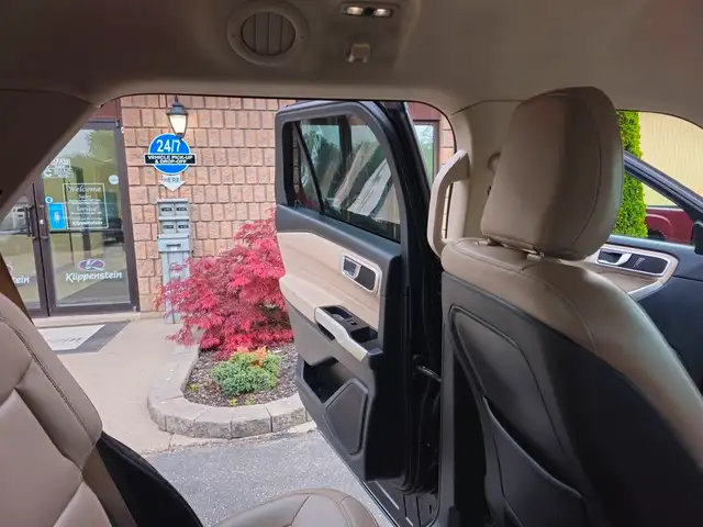 2020 Ford Explorer XLT 4WD in Cars & Trucks in Chatham-Kent - Image 62