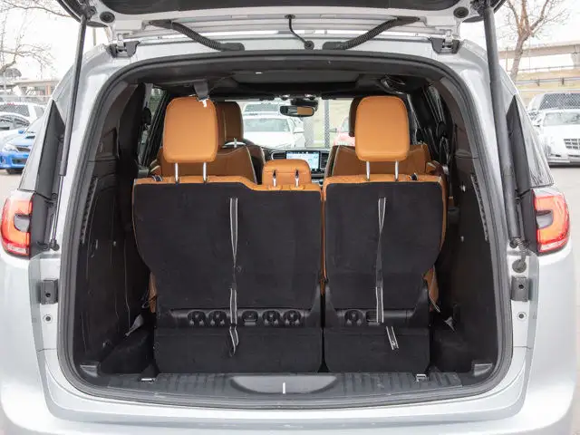 2023 Chrysler Pacifica Hybrid Pinnacle in Cars & Trucks in Calgary - Image 18