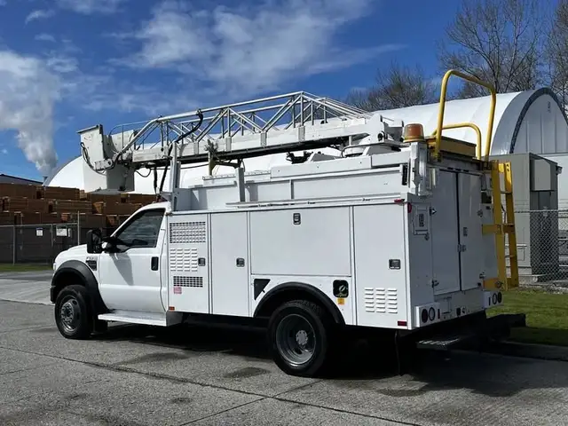 2008 ford F-550 Service Truck With Bucket 2WD Diesel in Heavy Trucks in Richmond - Image 7