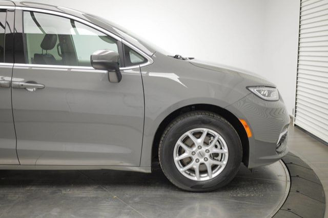 2023 Chrysler Pacifica Touring L in Cars & Trucks in Calgary - Image 3