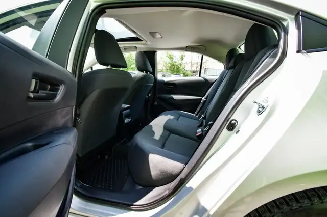 2024 Toyota Corolla LE - Heated Seats - Apple CarPlay dans Autos et camions dans Ottawa - Image 27