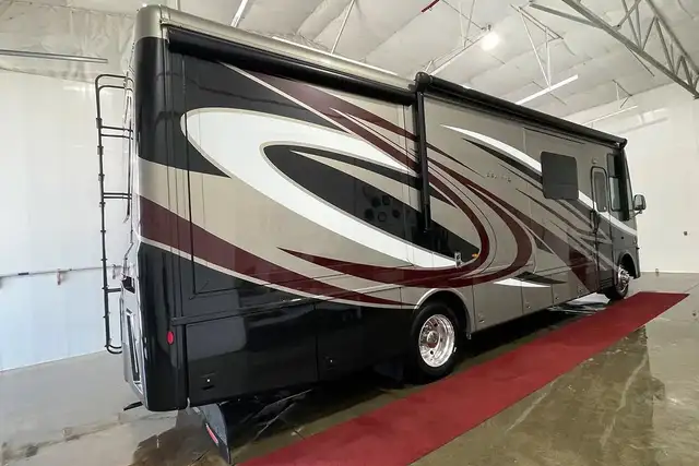 2023 Newmar Bay Star 3225 – Pre-Owned Class A Motorhome. in RVs & Motorhomes in Red Deer - Image 6