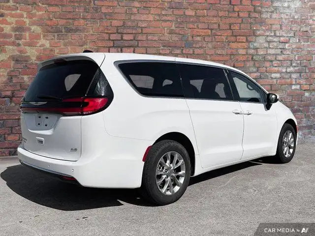 2023 Chrysler Pacifica Touring L in Cars & Trucks in Dartmouth - Image 6