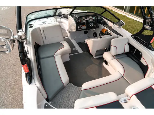 2009 Nautique 216V in Powerboats & Motorboats in Granby - Image 3