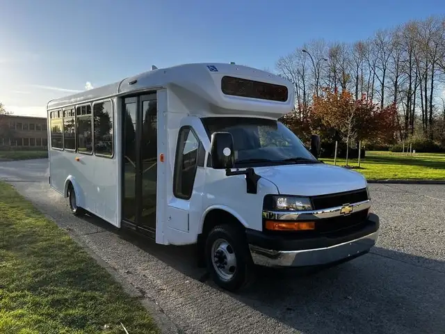 2017 chevrolet Express G4500 22 Passenger with Wheelchair Ramp O in Heavy Trucks in Richmond - Image 2