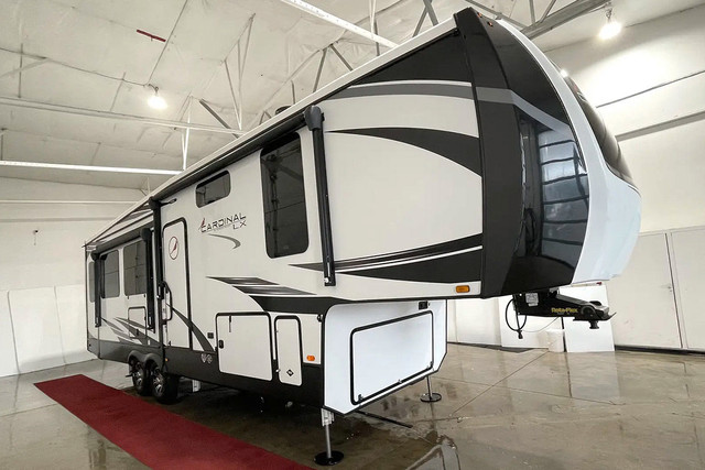 2022 Forest River Cardinal 320RLX – Pre-Owned 5th Wheel in Travel Trailers & Campers in Red Deer - Image 3