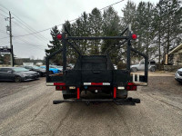 The Ford F-350 Super Duty one-ton pickup has been redesigned for 2008. Under the skin, a number of m... (image 3)