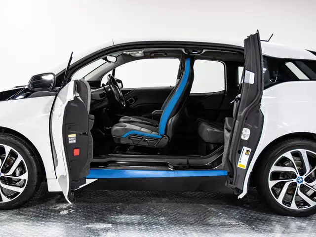 2017 BMW i3 HB w-RANGE EXTENDER PLUG IN HYBRID NAVI REAR VIEW in Cars & Trucks in City of Toronto - Image 8