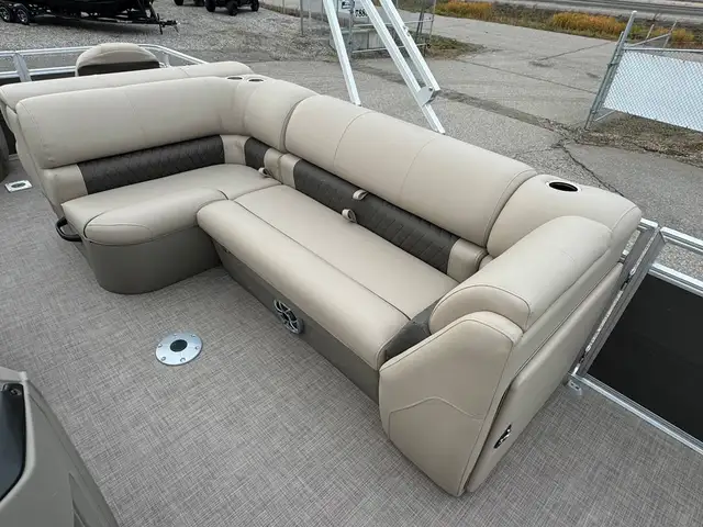 2025 Sun Tracker Fishin' Barge 20 DLX, pontoon boat in Powerboats & Motorboats in Vernon - Image 20