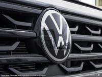 This Volkswagen Atlas Cross Sport delivers a Intercooled Turbo Premium Unleaded I-4 2.0 L/121 engine... (image 9)