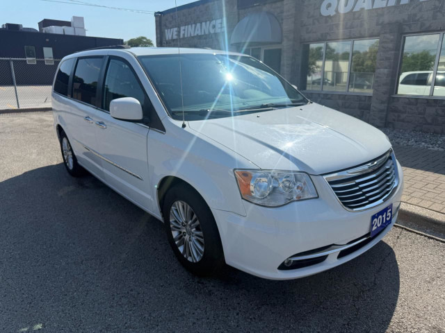 2015 Chrysler Town & Country Touring-L in Cars & Trucks in Sarnia - Image 2