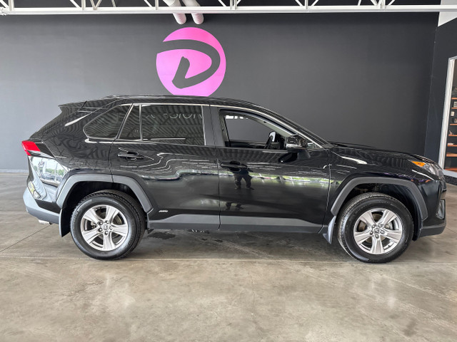 2023 Toyota RAV4 LE HYBRIDE SIÈGES CHAUFFANTS CAMÉRA DE RECUL in Cars & Trucks in Saint-Jean-sur-Richelieu