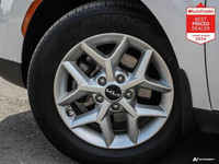 New Price! Odometer is 29161 kilometers below market average! White 2022 Kia Soul EX FWD CVT 2.0L I4... (image 8)