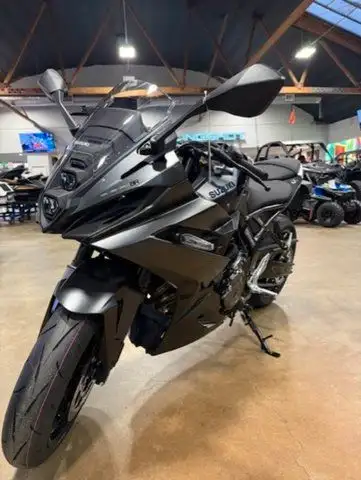APPLY NOW: https://www.ridecollective.ca/get-pre-approved The 2025 Suzuki GSX-8R is a modern middlew...