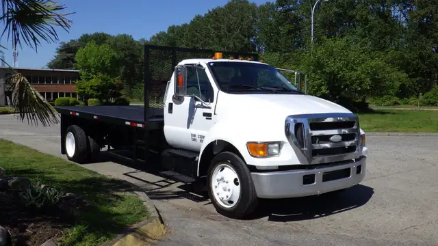 2006 Ford F650 16 Foot Flat Deck in Cars & Trucks in Delta/Surrey/Langley - Image 2