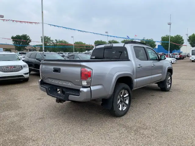 2018 Toyota Tacoma dans Autos et camions dans Medicine Hat - Image 10