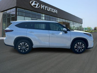 The 2025 Toyota Highlander Hybrid XLE offers a harmonious blend of efficiency, comfort, and advanced... (image 3)