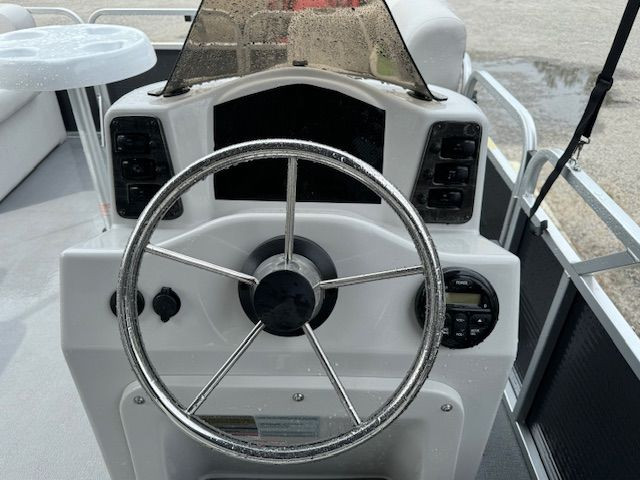 2017 17' LEGEND PONTOON 30HP 4-STROKE EFI in Powerboats & Motorboats in Peterborough - Image 4