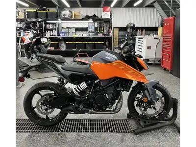 2024 KTM 250 DUKE Les photos peuvent être à titre indicatif et sans inscription. Les promotions en v...