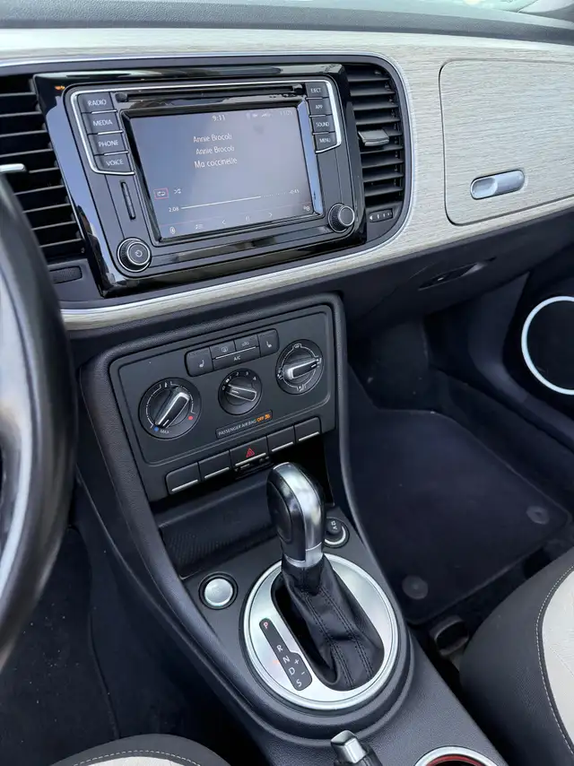 2018 Volkswagen Beetle Convertible Coast Blind spot,siège chauff in Cars & Trucks in Laval / North Shore - Image 5