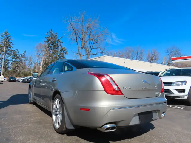 2011 Jaguar XJ XJL - LONG WHEEL BASE - LOW LOW KM - 56,000KMS !! dans Autos et camions dans Région d’Oakville/Halton - Image 9