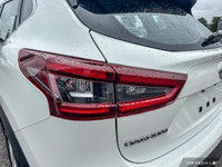 Experience comfort, confidence, and advanced safety in the 2021 Nissan Qashqai S FWD. This compact S... (image 8)