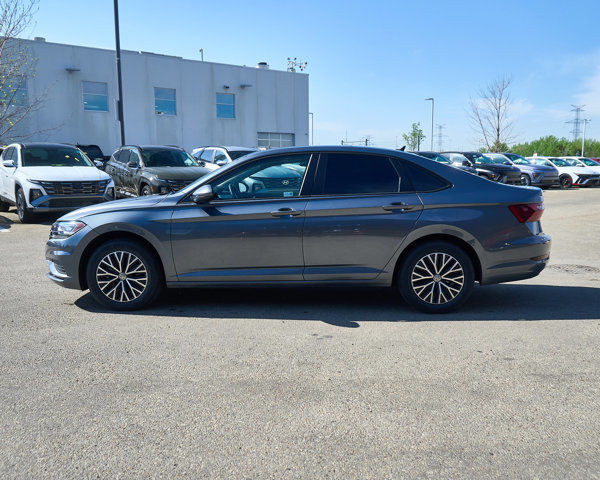 2021 Volkswagen Jetta Highline | Apple CarPlay | Leather in Cars & Trucks in Edmonton - Image 2