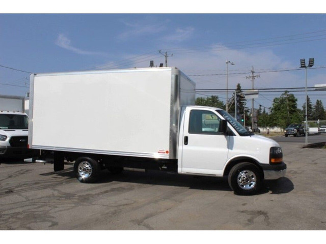 2025 GMC Savana CUBE 14 PIEDS /NEUF / 6.6L / BLUETOOTH / ROUE SI in Cars & Trucks in Laval / North Shore - Image 2