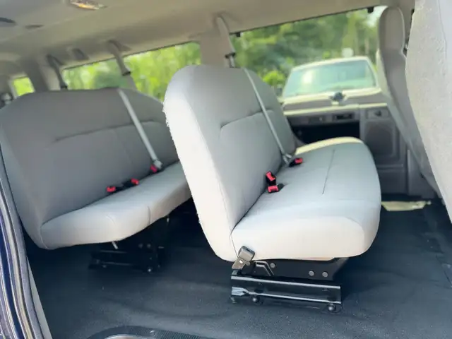 2014 Ford Econoline Wagon 15 Passenger in Cars & Trucks in Oakville / Halton Region - Image 18