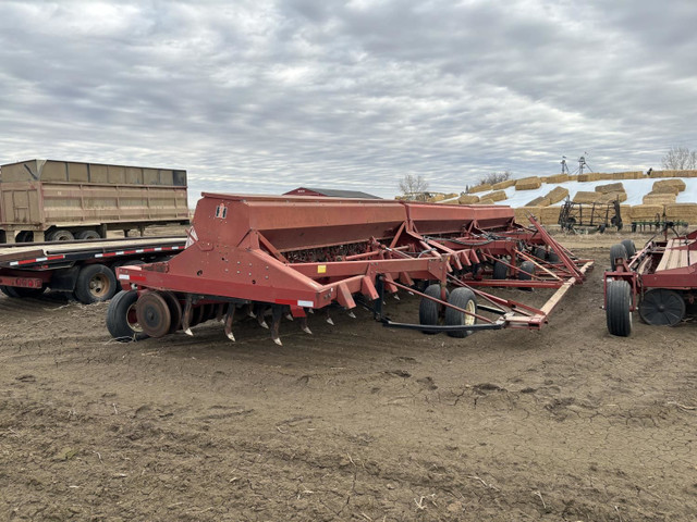 Case IH 42 Ft Hoe Press Seed Drill 7200 in Farming Equipment in Regina - Image 2