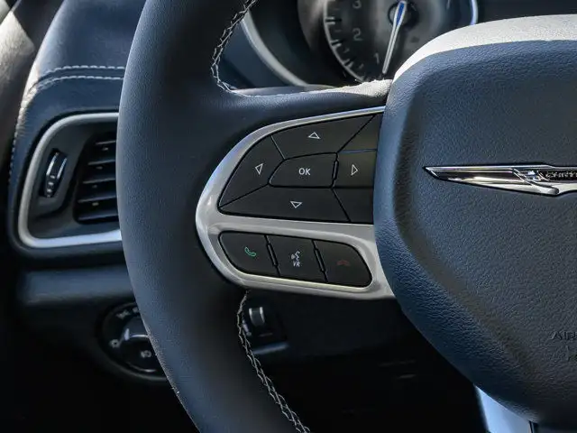 2025 Chrysler Pacifica Select in Cars & Trucks in Barrie - Image 24