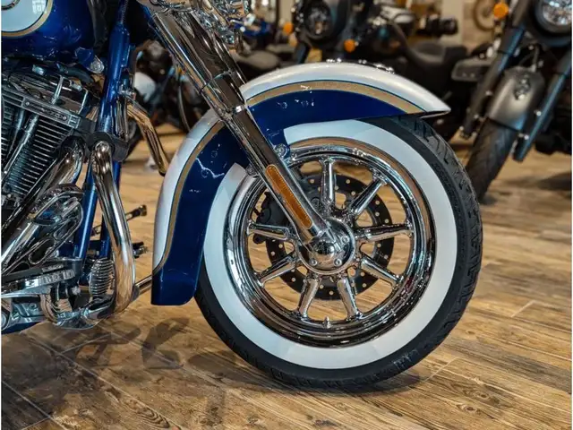 2014 Harley-Davidson CVO Softail Deluxe // Candy Cobalt and Whit in Street, Cruisers & Choppers in Winnipeg - Image 5