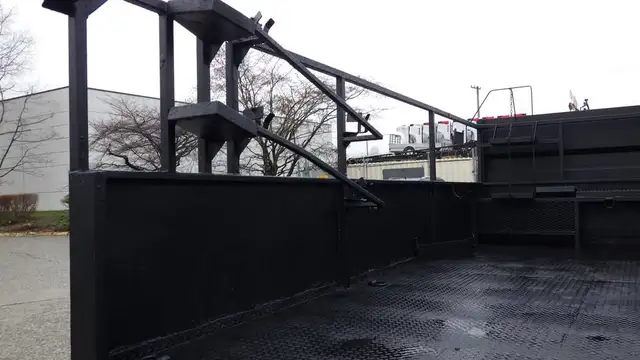 2009 international CF 600 City Star Side Dump Truck 3 Seater Die in Heavy Trucks in Richmond - Image 18