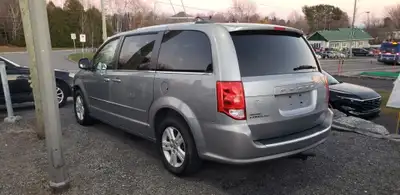 GRAND CARAVAN CREW Stow'n Go 7 Places. EQUIPEMENTS: connexion Bluetooth + demarreur + vitres electri...
