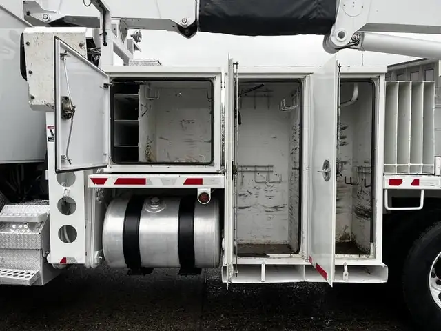 2011 western-star-trucks 4900 Twin Steer DD15 Altec AH85A Bucket in Heavy Trucks in Richmond - Image 15