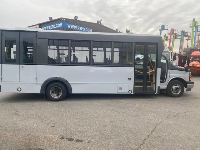 2017 chevrolet Express G4500 21 Passenger Bus With Wheelchair Ac in Heavy Trucks in Richmond - Image 7