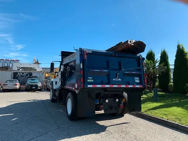 2007 international 7300 Dump Truck With Plow and Spreader Diesel in Heavy Trucks in Richmond - Image 8